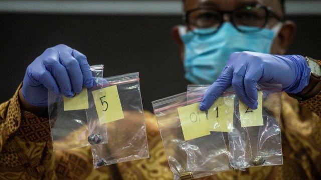 Komisioner Komnas HAM Mohammad Choirul Anam menunjukkan barang bukti berupa serpihan bagian mobil dalam peristiwa kematian enam laskar FPI di Kantor Komnas HAM, Jakarta, Senin (28/12). Foto: Aprilio Akbar/ANTARA FOTO