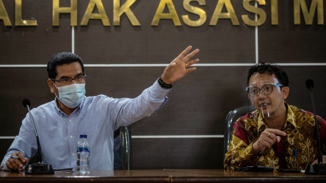 Wakil Ketua Eksternal Komnas HAM Amiruddin (kiri) bersama Komisioner Komnas HAM Beka Ulung Hapsara memberikan keterangan pers perkembangan penyelidikan dan hasil temuan Komnas HAM RI atas peristiwa kematian enam laskar FPI di Kantor Komnas HAM. Foto: Aprilio Akbar/ANTARA FOTO