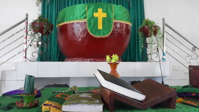 Gerabah di dalam gereja GKI Ararati di Kampung Abar, Sentani, Kabupaten Jayapura.. (Dok Hari Suroto/Balai Arkeologi Papua)