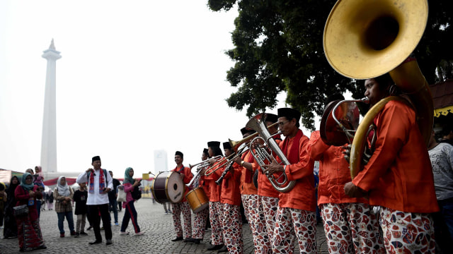 Kelompok musik mementaskan Tanjidor saat Lebaran Betawi 2019. Foto: ANTARA FOTO/M Risyal Hidayat