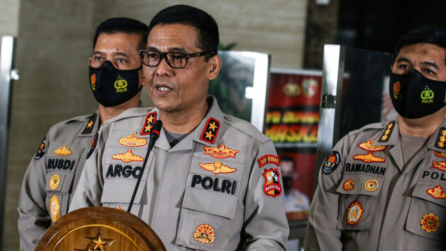 Kadivhumas Polri Irjen Pol Argo Yuwono (tengah) memberikan keterangan pers terkait kasus teroris Jamaah Islamiyah (JI), di kantor Bareskrim, Mabes Polri, Jakarta, Senin (28/12). Foto: Rivan Awal Lingga/ANTARA FOTO