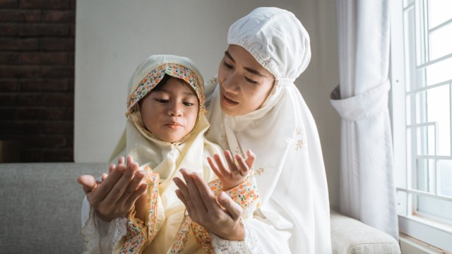 Ilustrasi memanjatkan doa. Foto: Shutter Stock