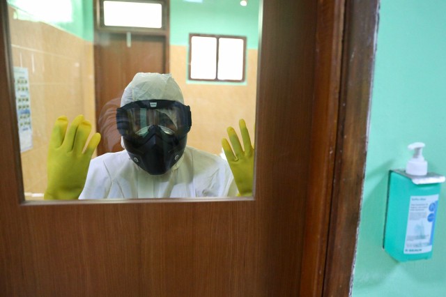 Petugas medis yang menangani pasien terinfeksi virus corona (COVID-19) di RSUDZA Banda Aceh, Aceh. Foto: Suparta/acehkini
