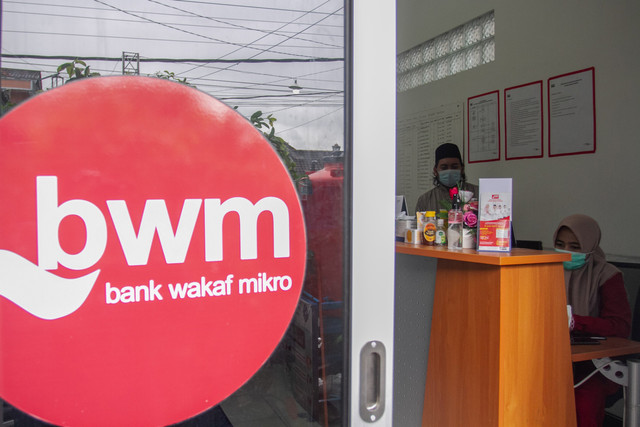 Petugas dengan protokol kesehatan berada di lobi kantor Bank Wakaf Mandiri (BWM) Almuna Berkah Mandiri yang tetap beroperasi saat pandemi di Krapyak, Bantul, DI Yogyakarta. Foto: Hendra Nurdiyansyah/ANTARA FOTO