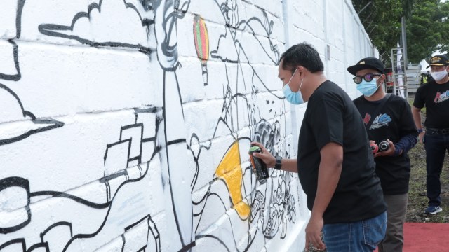 Lomba mural dalam rangkaian perayaan HUT ke-63 Pertamina, yang digelar di sepanjang Jalan Banjaran, Kelurahan Donan, Kabupaten Cilacap, Sabtu (26/12). Foto: Pertamina
