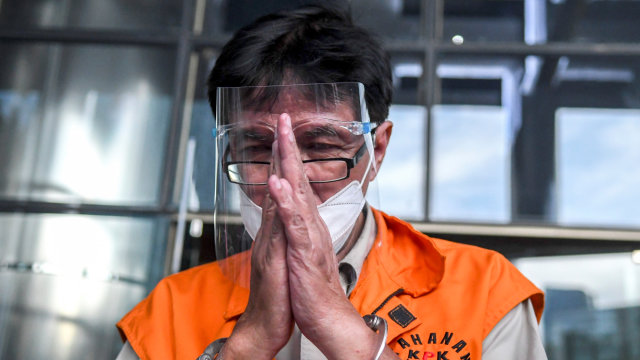 Mantan Direktur Teknik dan Pengelola Armada PT Garuda Indonesia (Persero) Tbk Hadinoto Soedigno meninggalkan ruangan usai diperiksa di Gedung KPK, Jakarta, Senin (28/12). Foto: M Risyal Hidayat/ANTARA FOTO