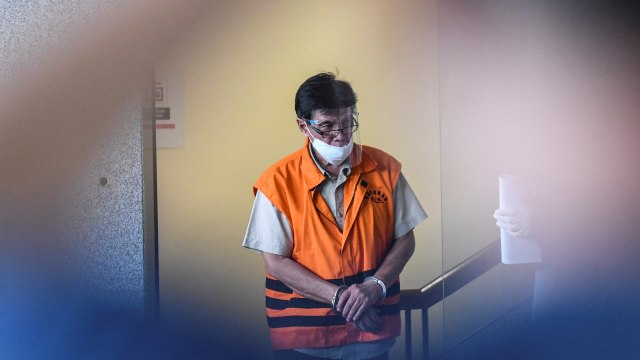 Mantan Direktur Teknik dan Pengelola Armada PT Garuda Indonesia (Persero) Tbk Hadinoto Soedigno meninggalkan ruangan usai diperiksa di Gedung KPK, Jakarta, Senin (28/12). Foto: M Risyal Hidayat/ANTARA FOTO