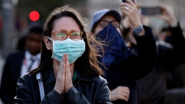 Masyarakat menggunakan Masker. Source: aboutmanchester.co.uk
