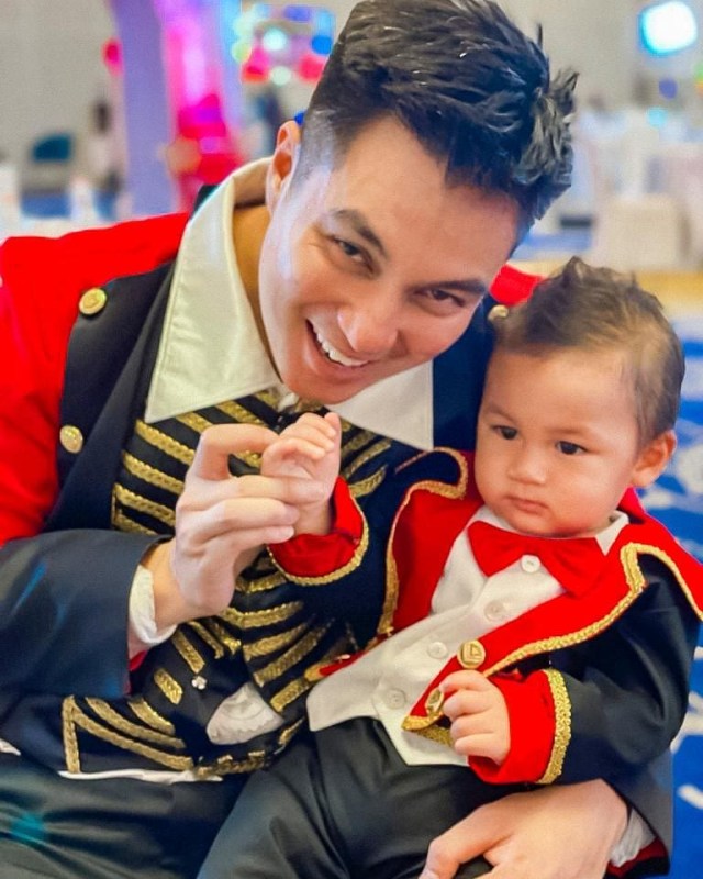 Kiano Tiger Wong dan orang tuanya, Baim Wong. Foto: Instagram @baimwong