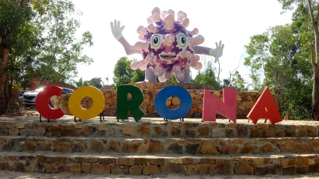 TUGU unik bergambarkan virus bertuliskan corona di bawahnya menjadi daya tarik tersendiri bagi pengunjung objek wisata Asia Farm, Pekanbaru.