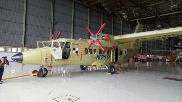 Pesawat N219 karya anak negeri yang merupakan hasil kerja sama PT Dirgantara Indonesia dan LAPAN. Foto: Humas Setda Aceh