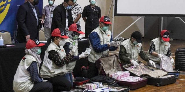 Gelar barang bukti kasus korupsi Bantuan Sosial Covid-19 setelah KPK melakukan OTT atas lima tersangka, salah satunya adalah Menteri Sosial RI, Juliari P. Batubara. (Foto oleh: ANTARA FOTO/Hafidz Mubarak)