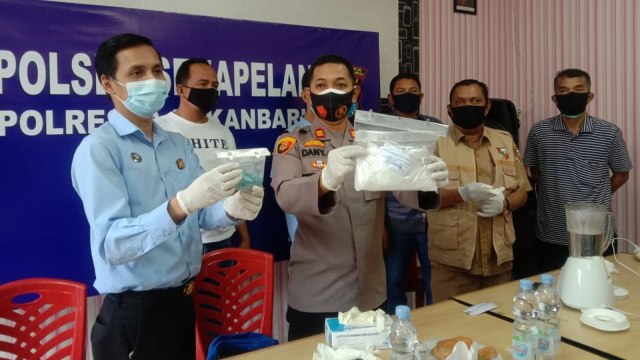 KAPOLSEK Senapelan, Pekanbaru, AKP Dany Andhika Karya Gita saat memperlihatkan sabu-sabu yang diedarkan oleh seorang pengedar, Selasa (28/12/2020). Barang-barang tersebut diperoleh dari seorang napi mendekam di LP Klas IIA Pekanbaru. 