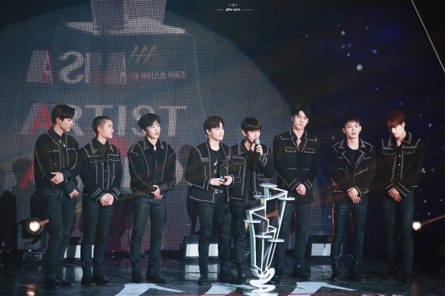 EXO, boygrup terkenal asal korea di acara penghargaan. (pic from pinterest.com)