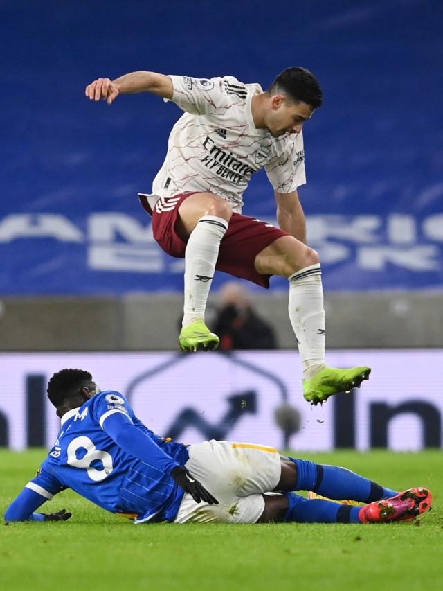 Pemain Arsenal Gabriel Martinelli berebut bola dengan pemain Brighton and Hove Albion pada pertandingan lanjutan Premier League Stadion Komunitas American Express, Brighton, Inggris. Foto: Neil Hall/Pool/REUTERS