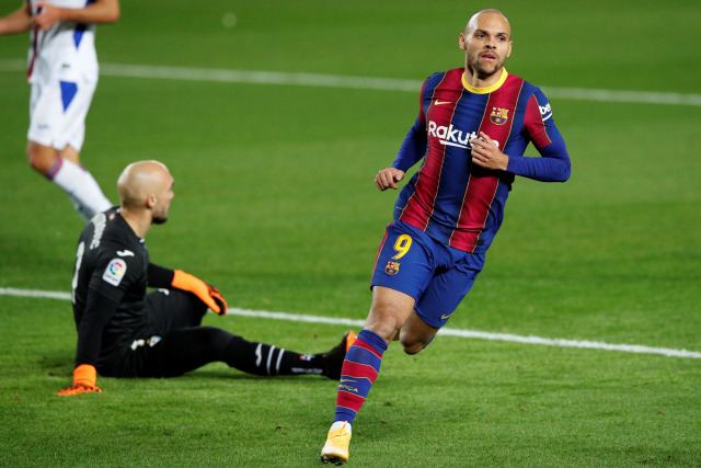 Pemain FC Barcelona Martin Braithwaite usai menendang penalti ke arah gawang Eibar pada pertandingan lanjuta Liga Spanyol di Camp Nou, Barcelona, Spanyol. Foto: Albert Gea/REUTERS