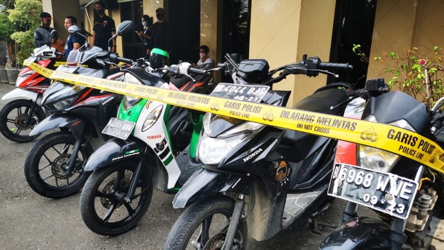 Barang bukti yang diamankan dari dua pencuri sepeda motor yang ditangkap jajaran Polsek Kalideres. Foto: Dok. Istimewa