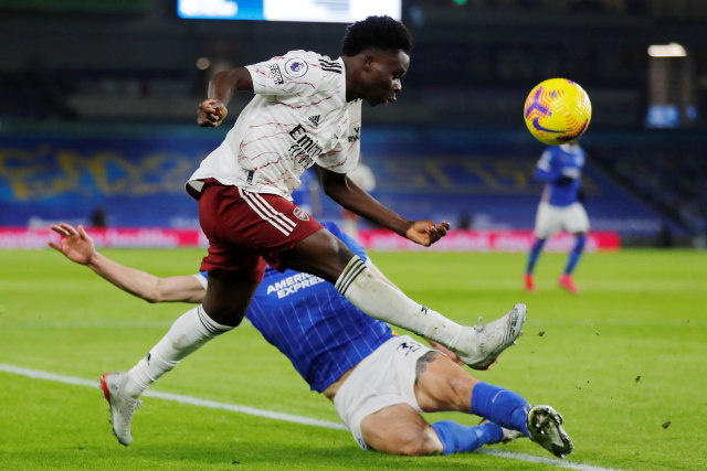Pemain Arsenal Bukayo Saka berebut bola dengan pemain Brighton and Hove Albion pada pertandingan lanjutan Premier League Stadion Komunitas American Express, Brighton, Inggris. Foto: Neil Hall/REUTERS