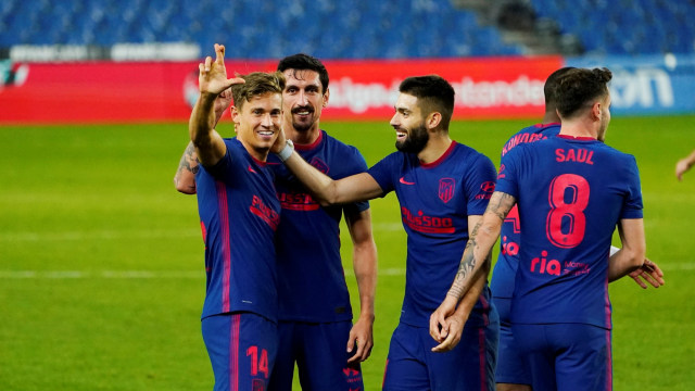 Pemain Atletico Madrid Marcos Llorente berselebrasi bersama rekan timnya usai mencetak gol ke gawang Real Sociedad di Reale Arena, San Sebastian, Spanyol, (22/12). Foto: Vincent West/REUTERS