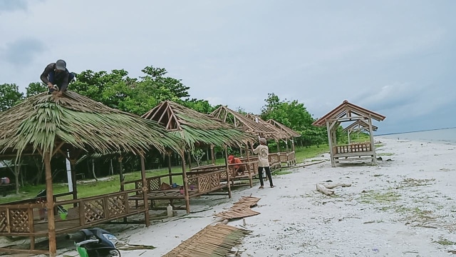 Anggota Pokdarwis Pantai Cemara membuat Gazebo pinggir pantai | Foto: M Danil prayoga