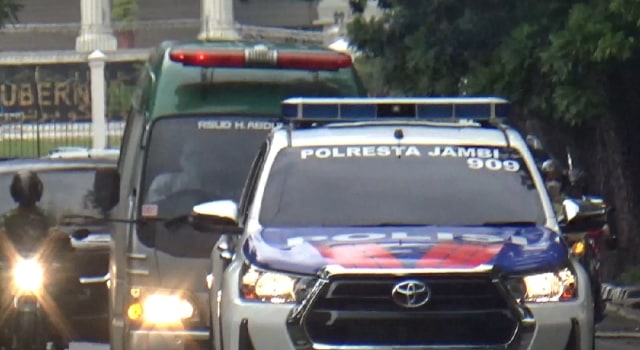 Jenazah Kajari Jambi, Rahmat Dwi Saputra, dibawa dengan ambulans RSUD Raden Mattaher dan dikawal patwal Polresta Jambi/Yovy Hasendra