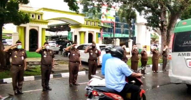 Pegawai Kejati Jambi dan Kejari Jambi memberikan penghormatan terakhir kepada jenazah Kajari Jambi/Yovy Hasendra