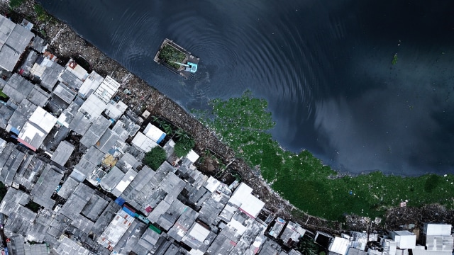 Dulu, Muara Baru cuma empang. Pengembangan pantai utara Jakarta sejak 1960an membawa kampung, kawasan industri, gedung tinggi, juga kawasan elite menjorok ke laut.  Foto: shutterstock