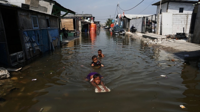 Dengan naiknya permukaan laut dan turunnya tanah pantai utara Jakarta, warga Muara Baru dipaksa akrab dengan banjir. Selain Muara Baru, Muara Angke juga sudah rutin diterjang rob. Foto: Aditia Noviansyah/kumparan