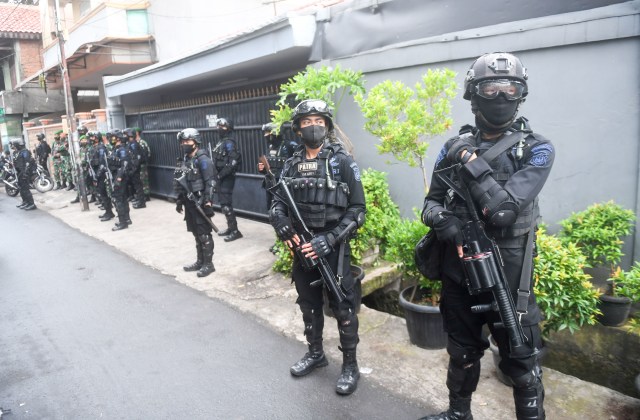 Petugas berjaga saat penutupan markas  DPP Front Pembela Islam (FPI) di Petamburan, Jakarta, Rabu (30/12/2020). Foto: Akbar Nugroho Gumay/ANTARA FOTO