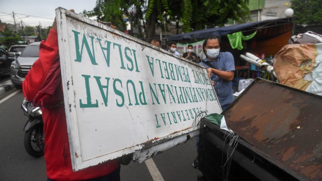 Petugas membongkar atribut-atribut saat melakukan penutupan markas  DPP Front Pembela Islam (FPI) di Petamburan, Jakarta, Rabu (30/12/2020). Foto: Akbar Nugroho Gumay/ANTARA FOTO