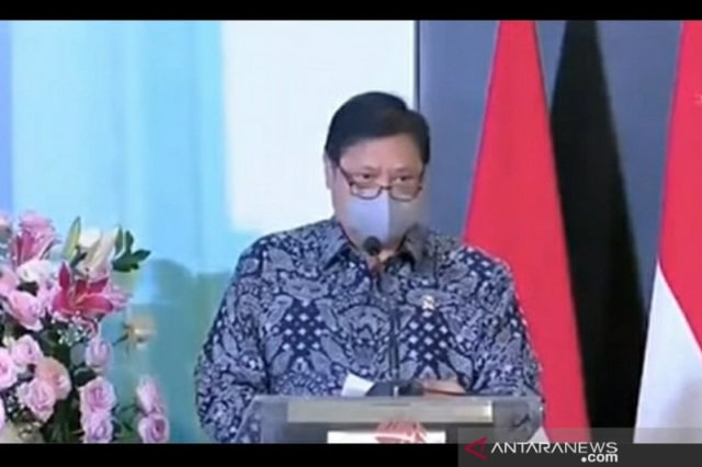 Tangkapan layar Menteri Koordinator Bidang Perekonomian Airlangga Hartanto saat saat menutup perdagangan bursa 2020 di Jakarta, Rabu.
Foto: Citra Atmoko/ANTARANEWS