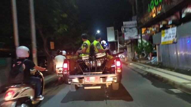 Patroli Satgas COVID-19 saat berkeliling di kawasan Kuta, Bali - ACH