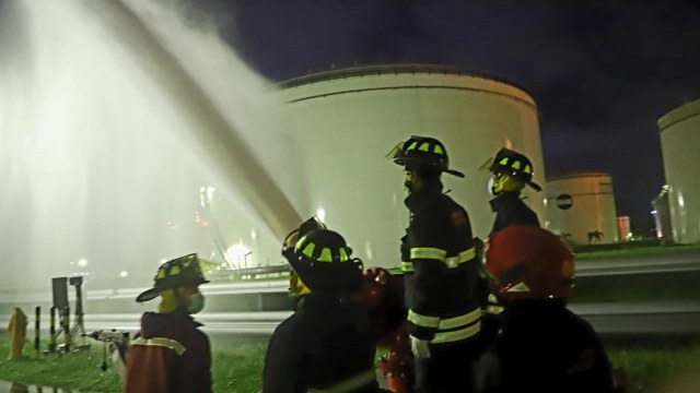 Ilustrasi pemadaman kebakaran di di kilang Pertamina Cilacap dalam sebuah simulasi tanggap darurat. Foto: Pertamina