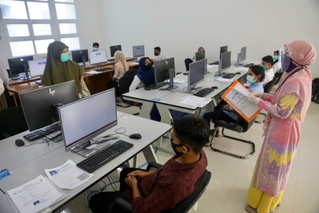 Peserta SBMPTN 2020 mendapat arahan sebelum mengikuti tes UTBK di Unsyiah, Aceh. Foto: Suparta/acehkini