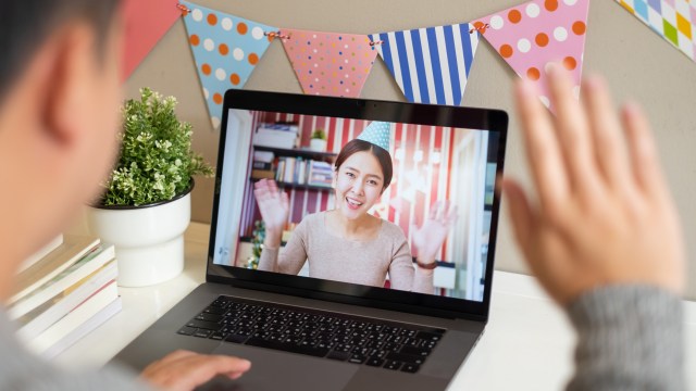 Ilustrasi pesta tahun baru virtual. Foto: Getty Images