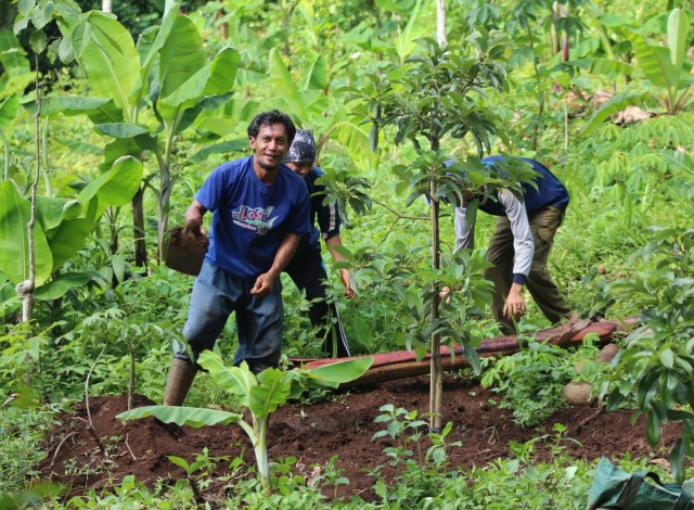Sejumlah santri di Kecamatan Kaloran, Kabupaten Temanggung, Jawa Tengah menanam pohon, Rabu (30/12/2020). Foto: ari/Tugu Jogja