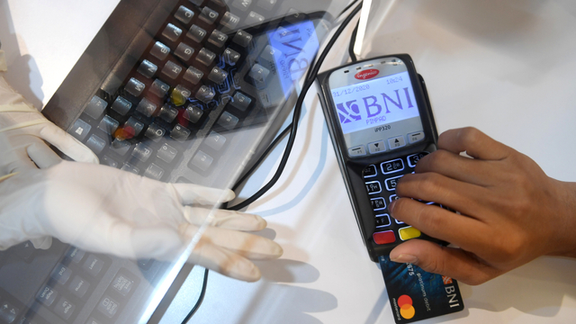 Petugas Customer Service melayani nasabah di Kantor Cabang BNI Mega Kuningan, Jakarta, Kamis (31/12). Foto: Akbar Nugroho Gumay/ANTARA FOTO