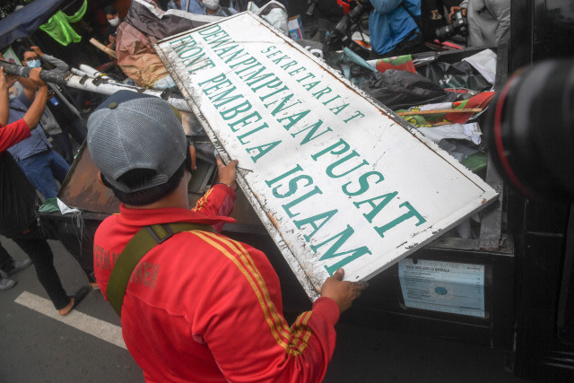 Petugas membongkar atribut-atribut saat melakukan penutupan markas DPP Front Pembela Islam (FPI) di Petamburan, Jakarta, Rabu (30/12/2020). Foto: Akbar Nugroho Gumay/ANTARA FOTO
