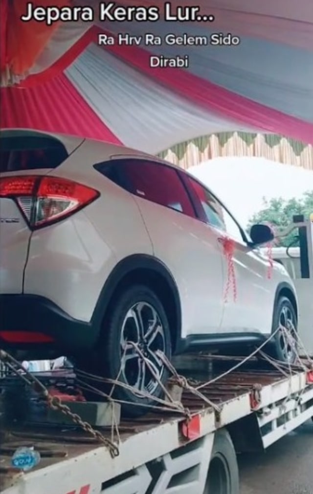 Viral pernikahan di Kabupaten Jepara, Jawa Tengah, harus bermahar mobil jika ingin menikah. (Foto: TikTok/@helmy106)