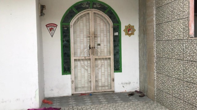 KANTOR Front Pembela Islam (FPI) Kota Pekanbaru terkunci menggunakan rantai, Kamis (31/12/2020). 