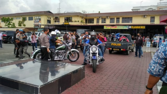 Dua sepeda motor Harley Davidson ini ditilang dan ditrahan di Mapolrestabes Medan karena pengendaranya tidak dapat menunjukkan dokumen yang sah. Foto : Sumut News