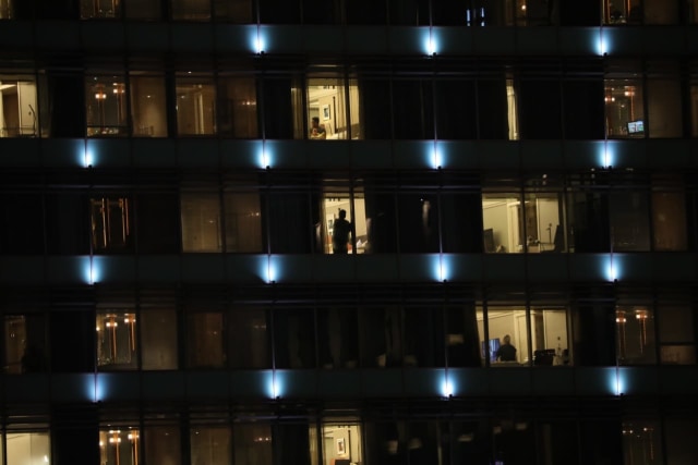 Sejumlah kendaraan melintasi bundaran Hotel Indonesia sebelum dilakukan penutupan ruas jalan utama Sudirman - Thamrin untuk mengantisipasi terjadinya kerumunan di malam pergantian tahun. Foto: Aditia Noviansyah/kumparan