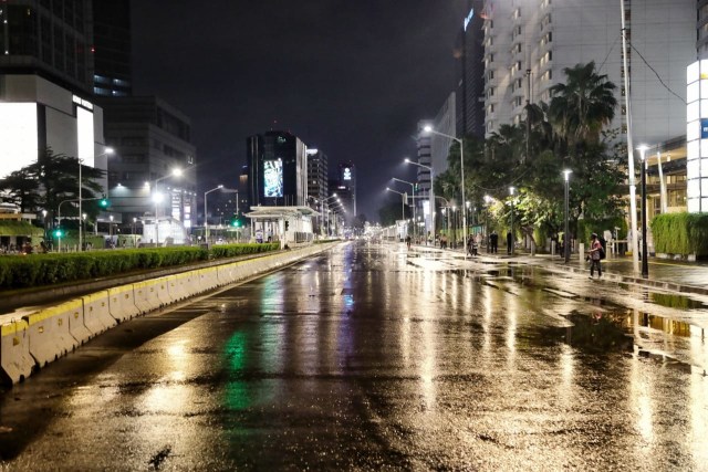 Petugas menutup ruas jalan utama Sudirman - Thamrin untuk mengantisipasi terjadinya kerumunan di malam pergantian tahun. Foto: Aditia Noviansyah/kumparan