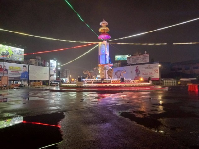 Situasi Tugu Adipura saat malam pergantian tahun baru di tengah pandemi COVID-19 nampak sepi, Kamis (31/12) | Foto :Sidik Aryono/Lampung Geh