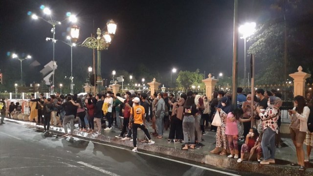 Warga memadati titik 0 KM Yogyakarta saat malam pergantian tahun baru 2021, Jumat, (1/1). Foto: Arfiansyah Panji Purnandaru/kumparan