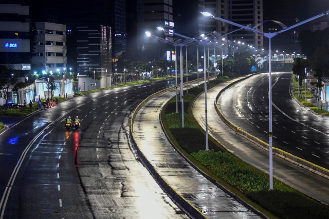 Petugas kepolisian melakukan patroli saat diberlakukannya Car Free Night (malam bebas kendaraan) dan Crowd Free Night (malam bebas keramaian) pada malam pergantian tahun di kawasan Jalan Sudirman, Jakarta, Kamis (31/12).  Foto: Galih Pradipta/ANTARA FOTO