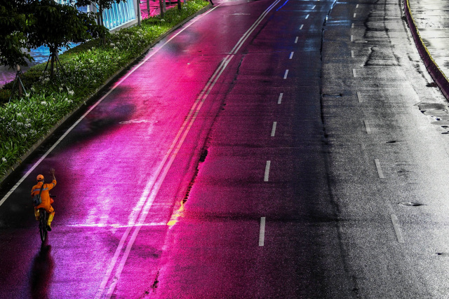 Warga bersepeda saat diberlakukannya Car Free Night (malam bebas kendaraan) dan Crowd Free Night (malam bebas keramaian) pada malam pergantian tahun di Jalan Sudirman, Jakarta, Kamis (31/12).  Foto: Galih Pradipta/ANTARA FOTO