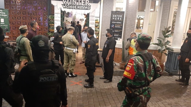 Tim gabungan memberikan peringatan di sebuah kafe pada malam Tahun Baru di Solo