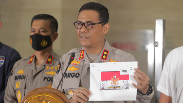 Kadivhumas Polri Irjen Pol Argo Yuwono (kanan) didampingi Karopenmas Brigjen Pol Rusdi Hartono (kiri) memberikan keterangan pers terkait kasus parodi lagu kebangsaan Indonesia Raya di kantor Bareskrim, Mabes Polri, Jakarta, Jumat (1/1).  Foto: Reno Esnir/ANTARA FOTO