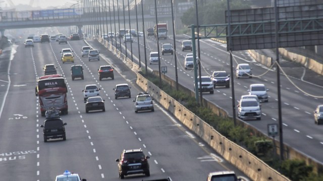 Sejumlah kendaraan melintas di tol Jakarta-Cikampek layang (elevated), Bekasi, Jawa Barat, Jumat (1/1). Foto: Fakhri Hermansyah/ANTARA FOTO